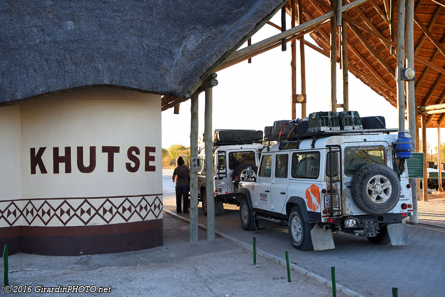 Khutse Entrance Gate où nous apercevons les traces de diesel sur l'arrière de la voiture