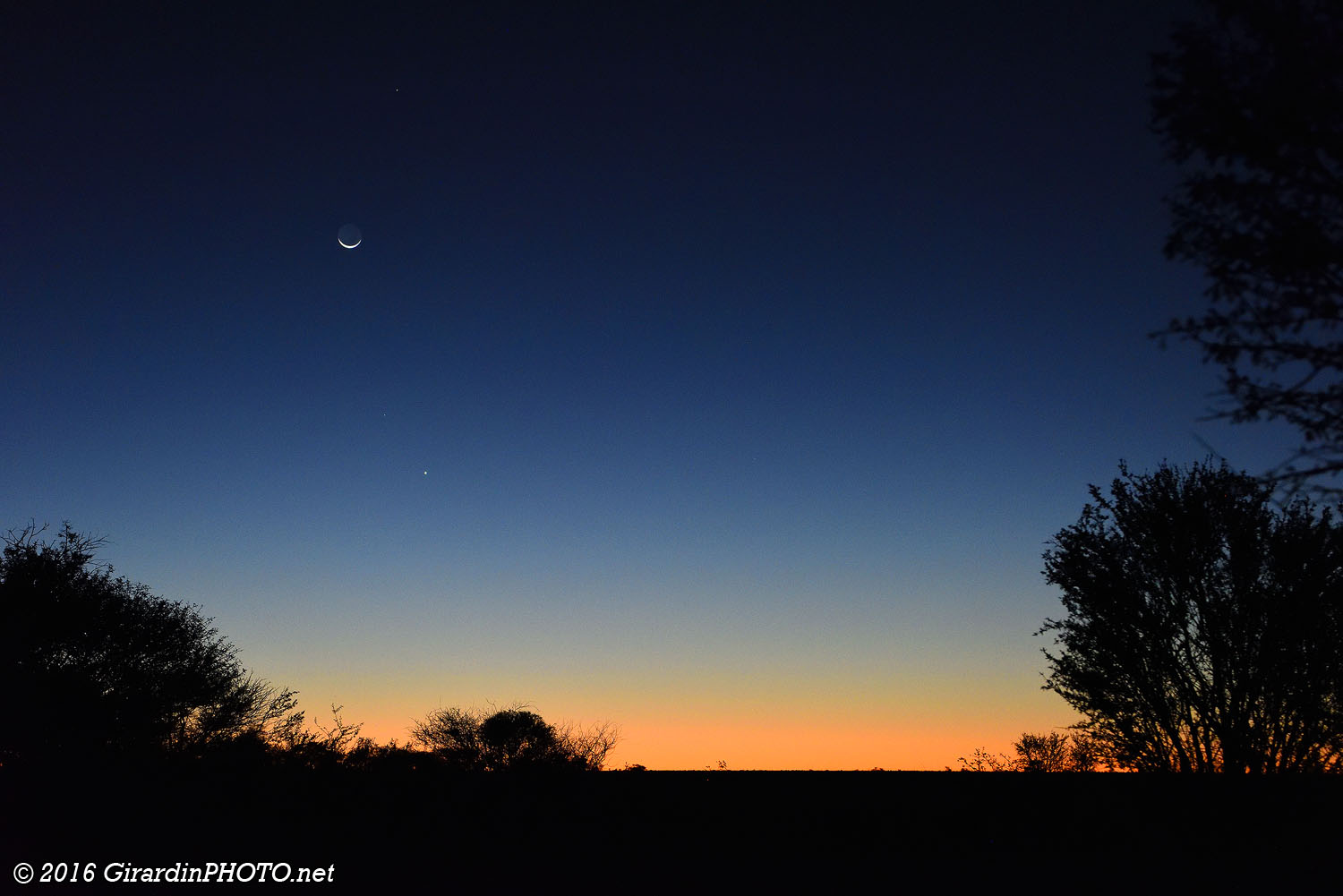 Croissant de lune avec Venus au-dessous et Mercure au-dessus