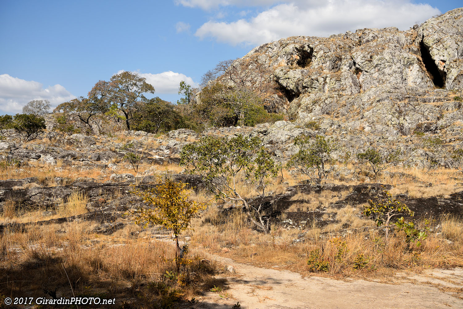 Vue depuis le parking de Nachikufu Caves