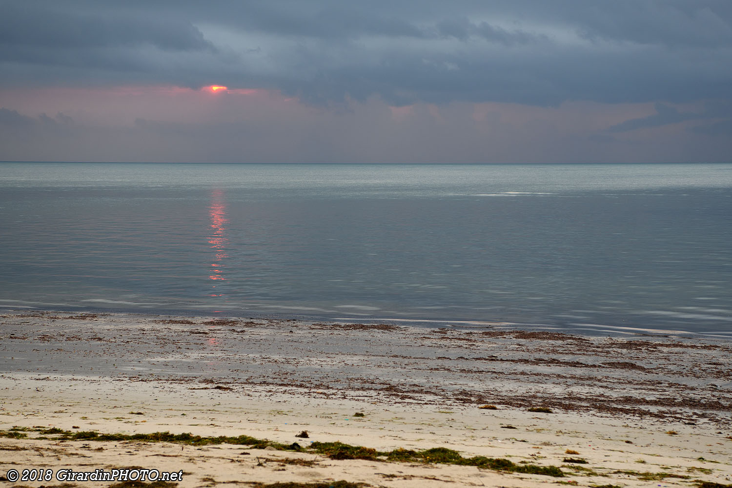 Promenade sur la plage avant le petit déjeuner